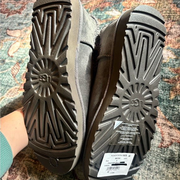 Brand new!! Beautiful gray color UGG. Women size 8. - Picture 4 of 7